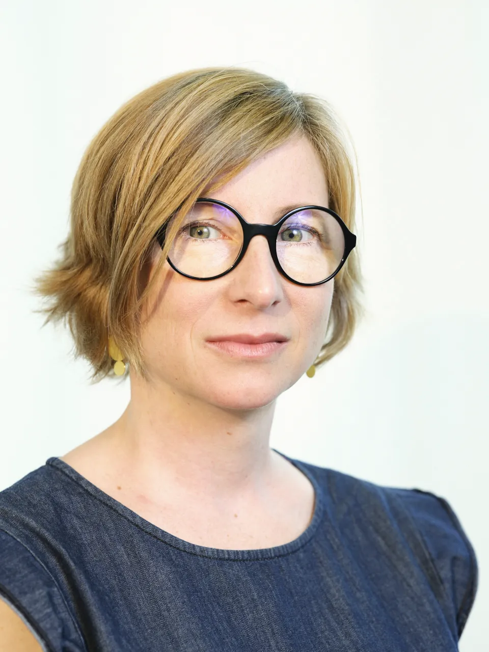 Portrait-Foto der Künstlerin Angela Stauber