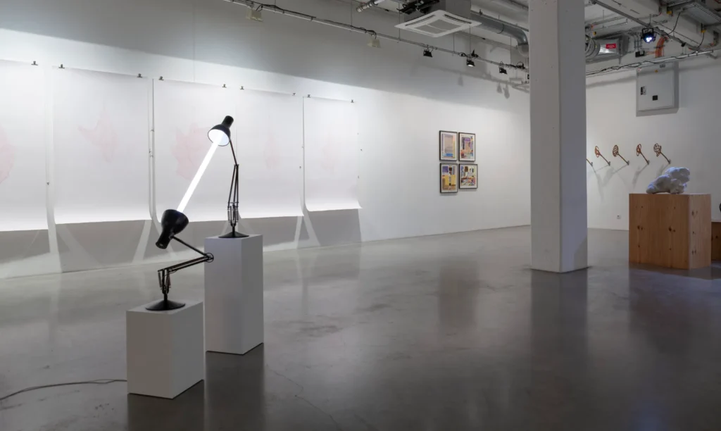 Ausstellungsfoto: Im Vordergrund„Kommunizierende Röhre“, Lichtkunst von Emanuel Fanslau. Von links nach rechts, Werke von Nina Radelfahr, Angela Stauber, Anette Olbrich und Gregor Passens (Skulptur).