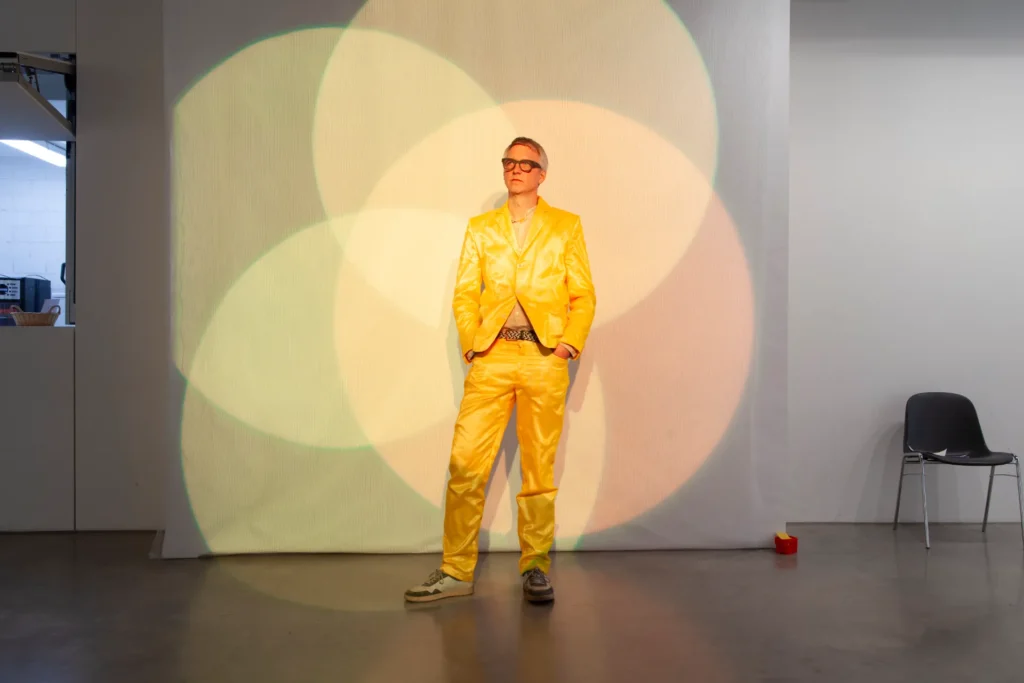 Performance „Truly Social“ von Tomaž Kramberger.
