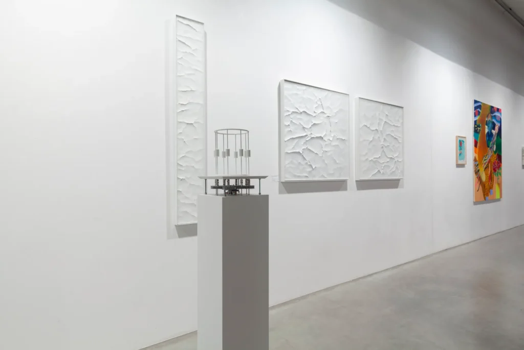 Werke von links nach rechts: Benita von Hornstein: „Cessation 40“, „Cessation 41“ und „Cessation 42“. kinetische Skulptur im Vordergrund: „1“. Malerei von Boban Andjelković im Hintergrund.
