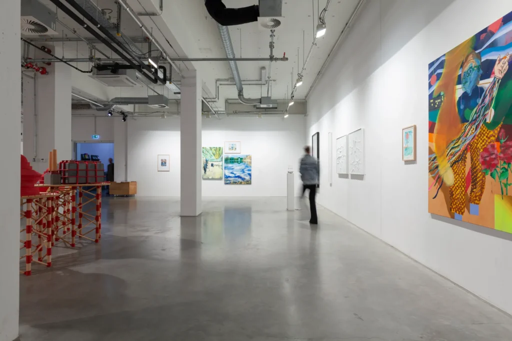 Impression Ausstellungsraum: Werke von Christian Horacio Probst (Skulptur linke Seite). Werke (von rechts nach links) Boban Andjelković, Benita von Hornstein und Gabriele Drexler (Hintergrund).