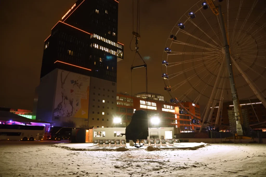 Spielstätte von „When the Sun Stands Still“ im Schnee. Flügel am Kran hängend vor Aufführung in München am 19.1.2024