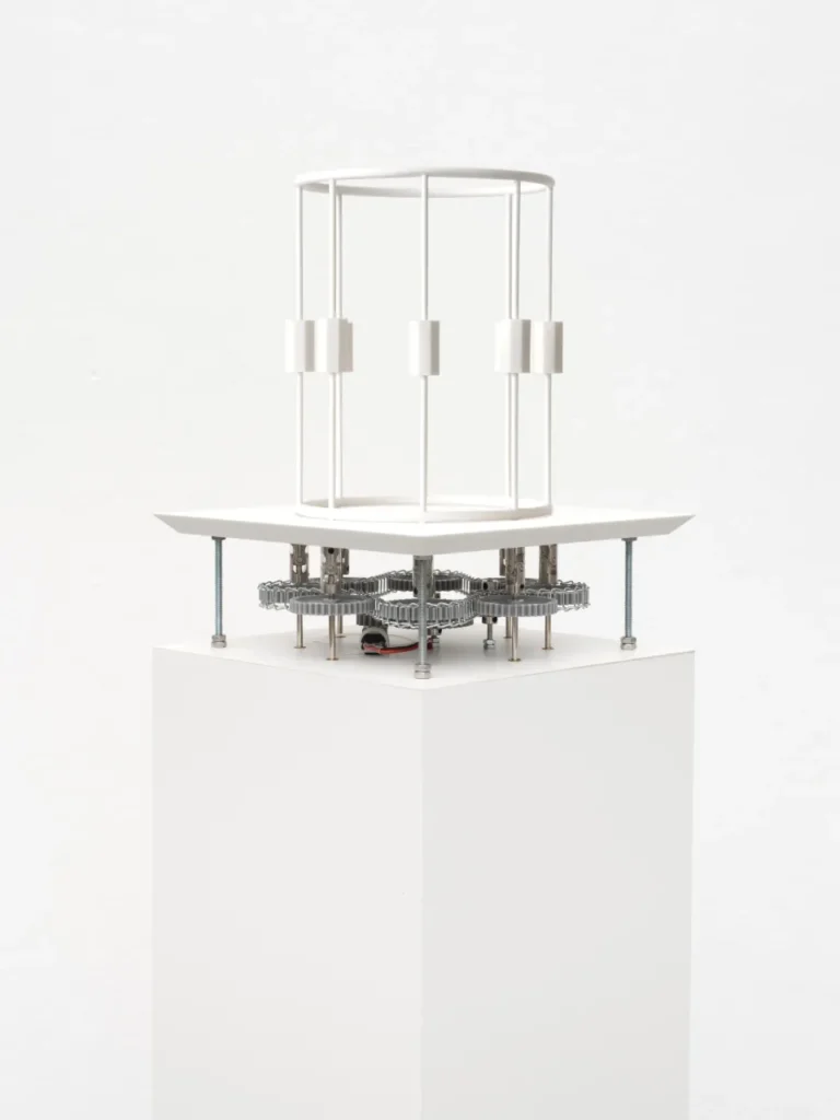 Benita von Hornstein: „1“(kinetische Skulptur) Forex, PLA (Sichtbare technische Komponenten: Mikro-Getriebemotor 5 Volt, Transistor, Zahnräder, Wellen, Wellenkupplungen / Im Sockel: Arduino Uno Mikroprozessor, Potentiometer, Powerbank 2024